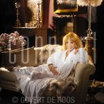 25-03-2004 Patricia Paay in Rotterdam, March 25, 2004.

[keywords]Posed, Eyecontact, Smiling, Sofa[/keywords]